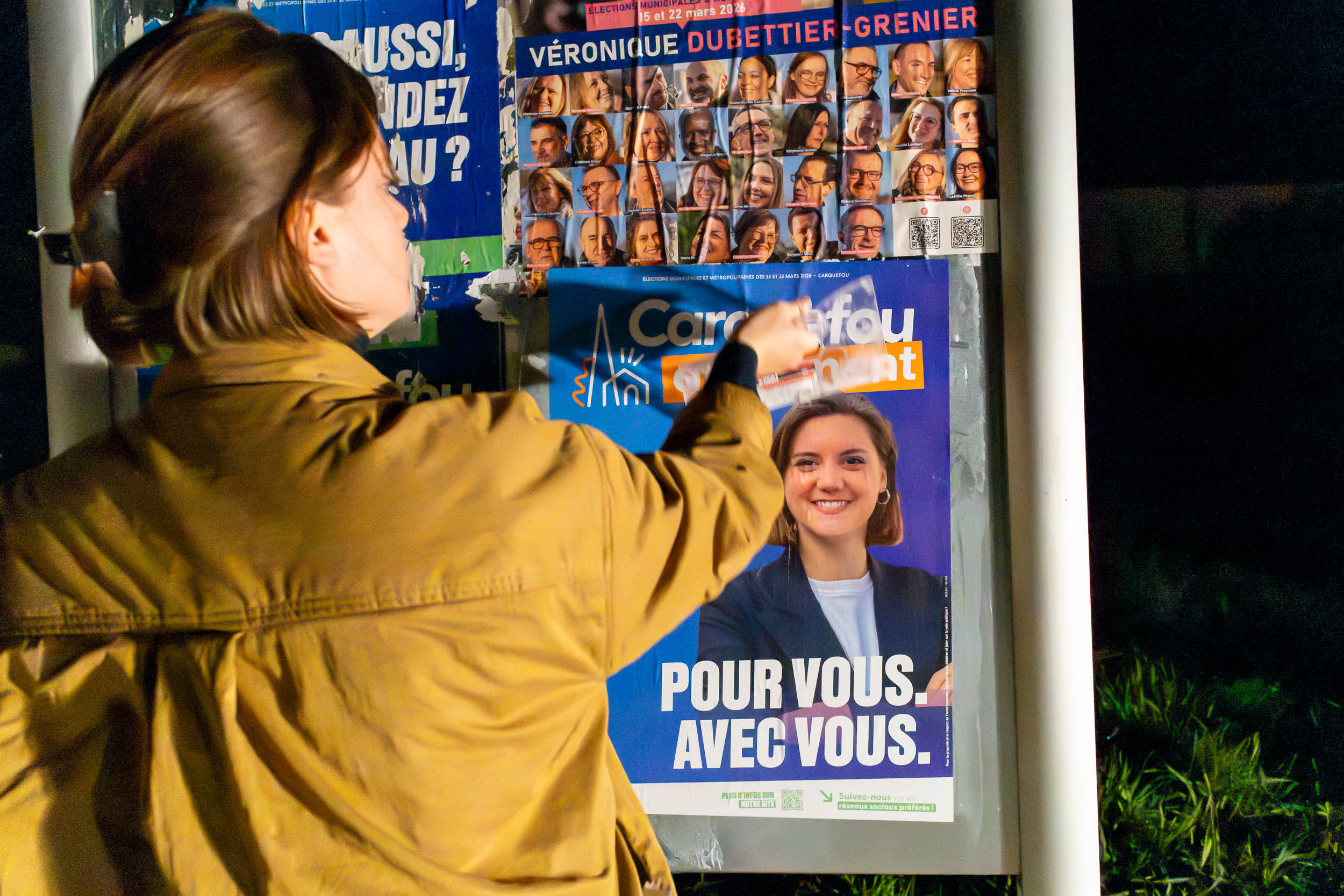 Une jeune élue de 29 ans colle des affiches lors de sa candidature à la Mairie de Carquefou.
